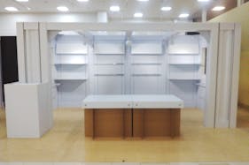 【イオンタウン守谷/POPUPブルー】ポップアップストアに最適な什器も充実したポップアップストア特設スペース