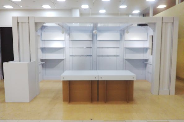 【イオンタウン守谷/POPUPブルー】ポップアップストアに最適な什器も充実したポップアップストア特設スペース