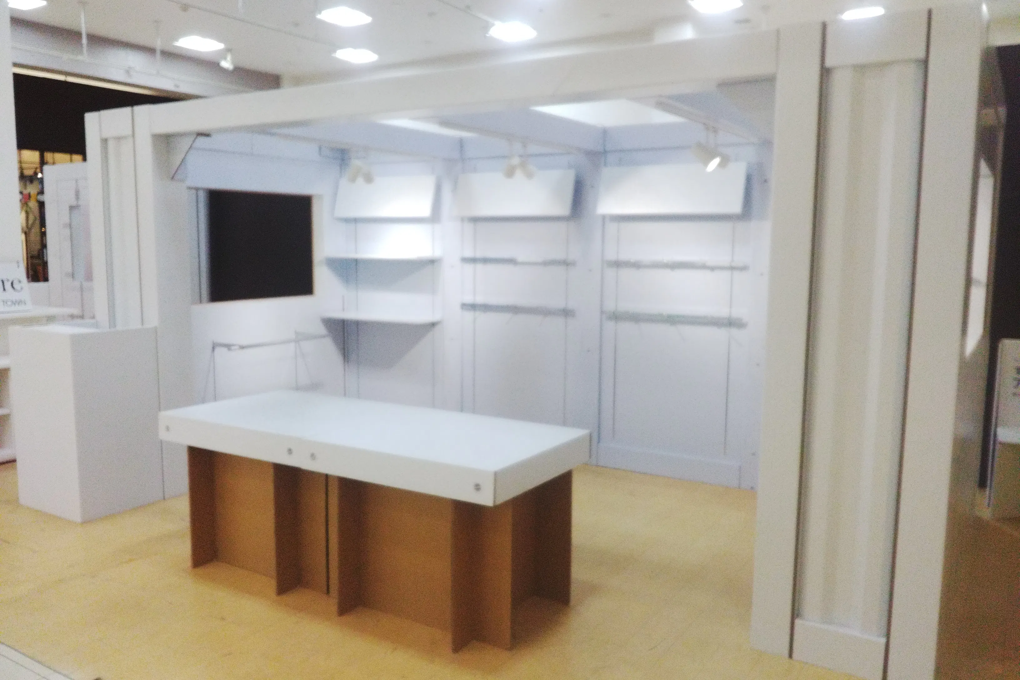 【イオンタウン守谷/POPUPブルー】ポップアップストアに最適な什器も充実したポップアップストア特設スペース