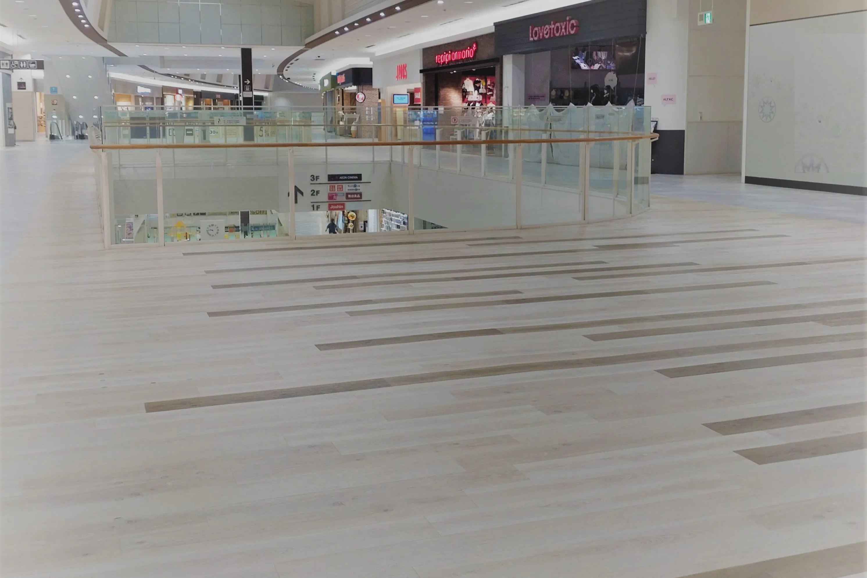 【イオンモール草津】3F ディズニーストア前