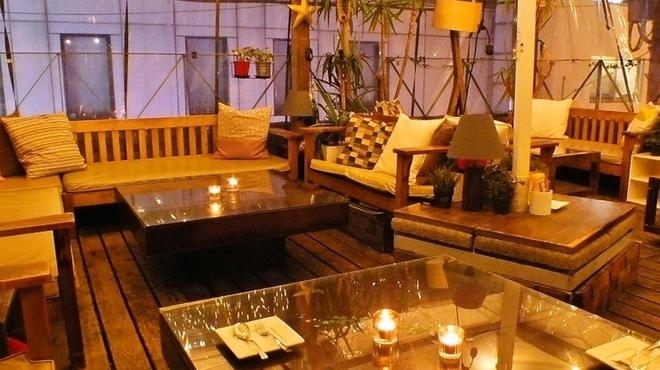 アジアのリゾートを感じさせるルーフトップテラス