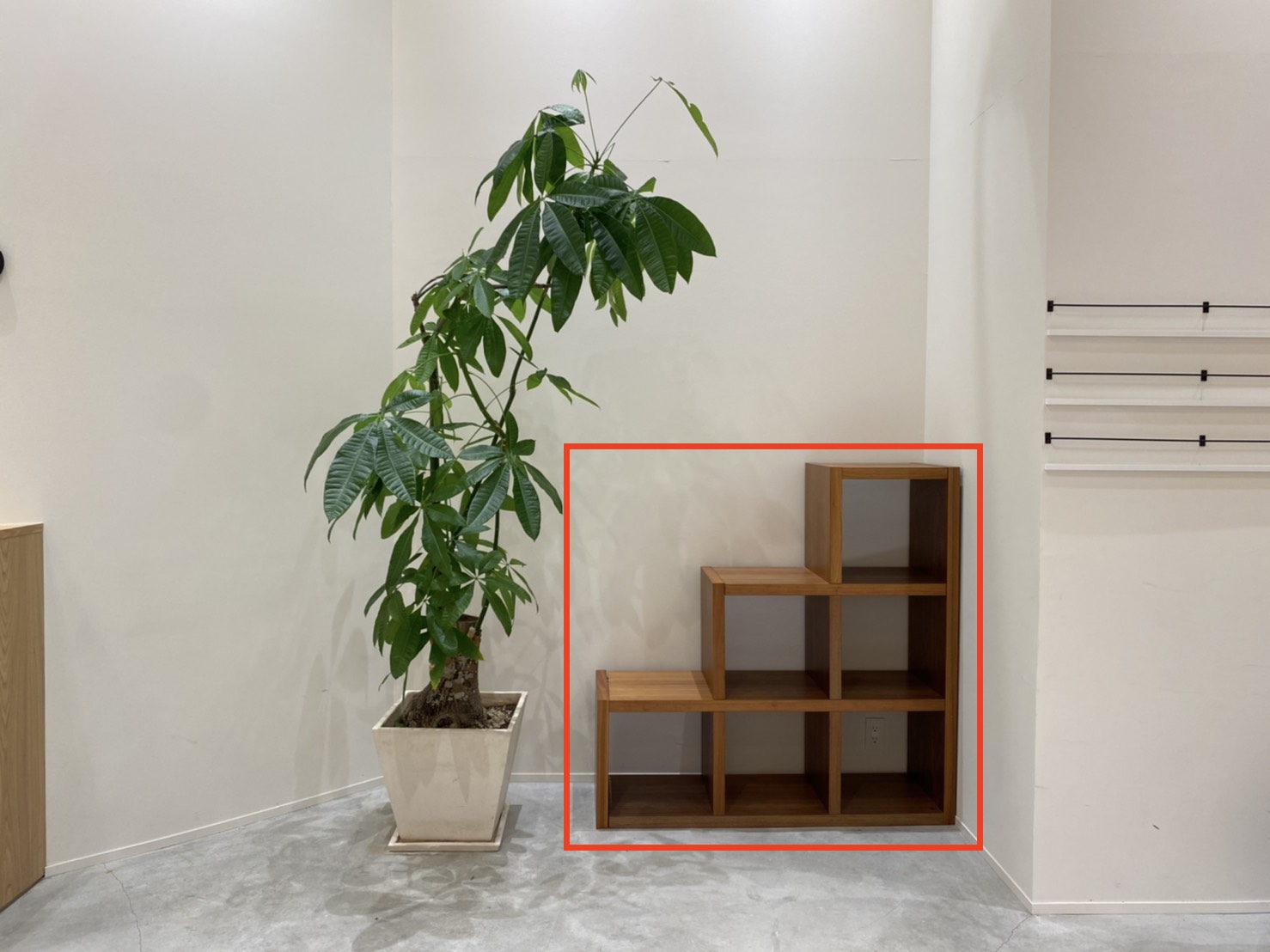 棚を使って商品陳列や展示なども可能