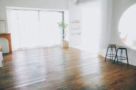 【中津駅6分】展示会や撮影に最適な木の温もりも感じられる自然光豊かな白を基調としたレンタルスペース