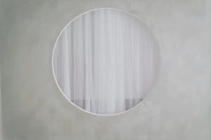 【中津駅6分】展示会や撮影に最適な木の温もりも感じられる自然光豊かな白を基調としたレンタルスペース