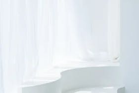 【中津駅6分】展示会や撮影に最適な木の温もりも感じられる自然光豊かな白を基調としたレンタルスペース