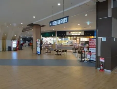 【イオンタウン四日市泊/1Fイベント広場(予備区画C)】音楽イベントやショープロモーションなどの大型イベントに最適な音響設備やサイネージが完備された1Fメインイベントスペース