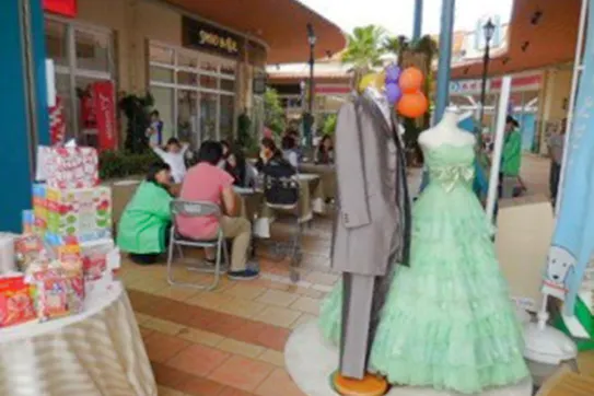 【イオンタウン周南/ウエストコート】携帯キャリアや買取、ウォーターサーバー等のプロモーションや各種物販に最適な通行量の多い大型スーパー前のイベントスペース