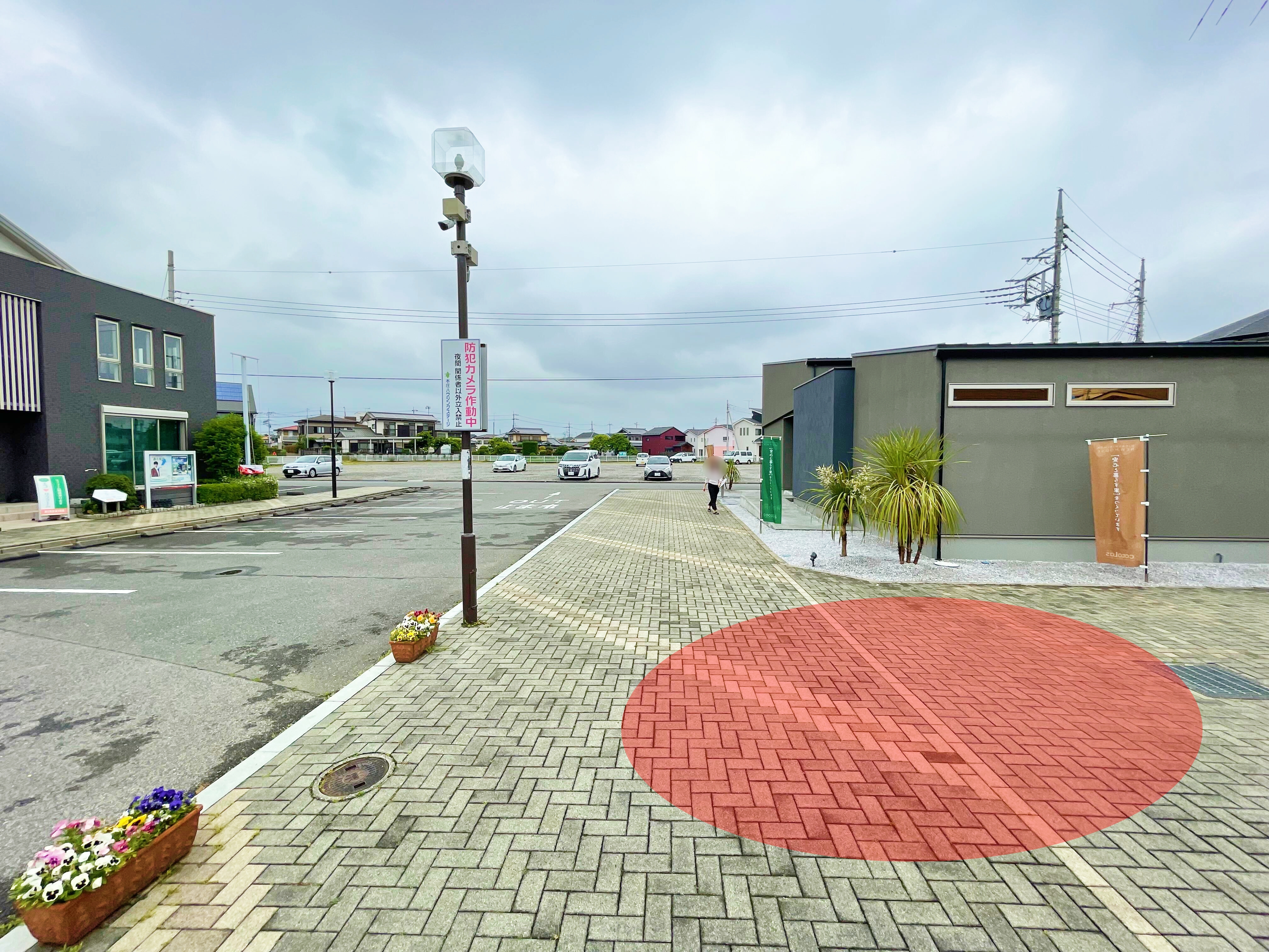 【本庄ハウジングステージ】各種プロモーションイベントやポップアップストアでの出店に最適な大型住宅展示場のインフォメーション横にある屋外スペース