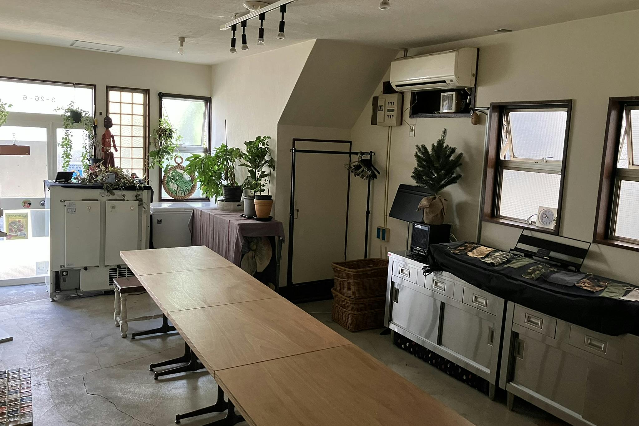 室内から玄関へ2023