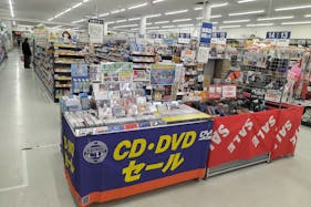 【ホームマート南郷店】薬品レジ前 食物販やプロモーション等の出店に最適なホームセンター店内のイベントスペース