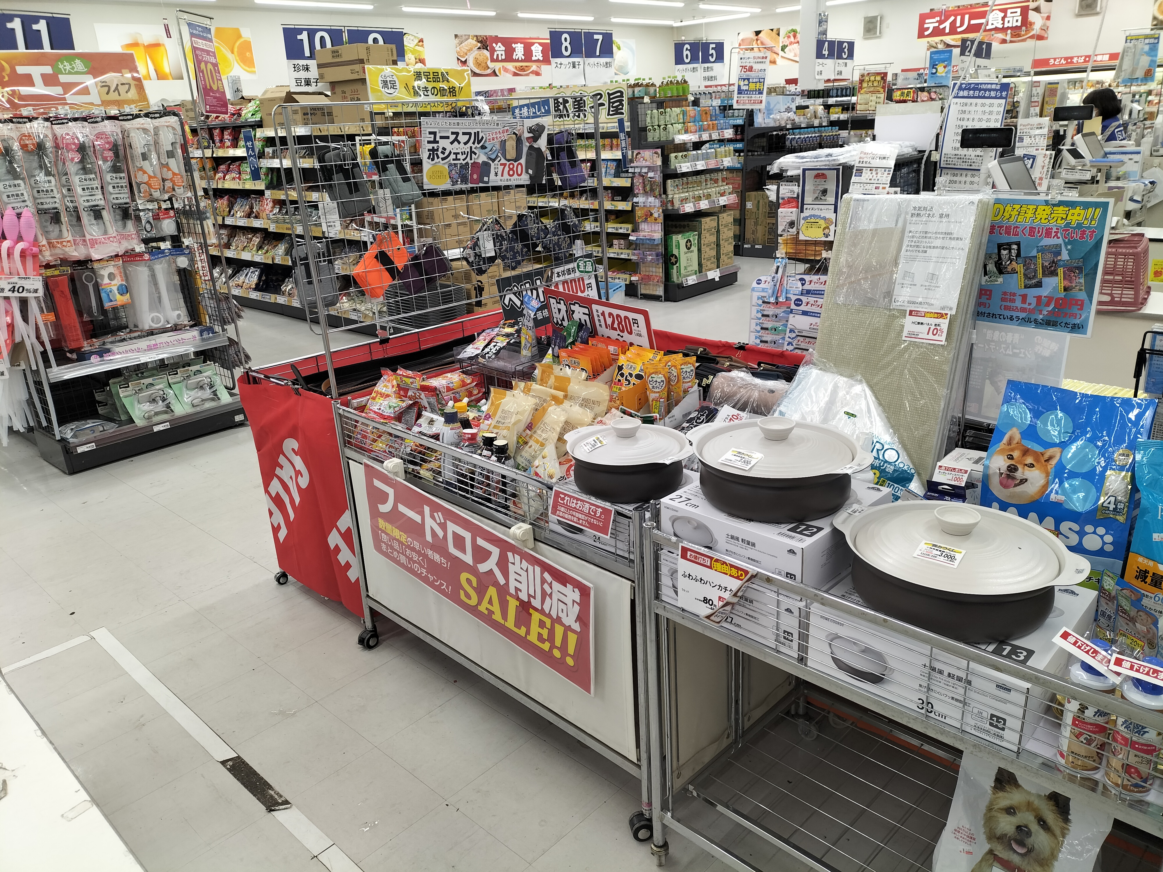【ホームマート南郷店】薬品レジ前　食物販やプロモーション等の出店に最適なホームセンター店内のイベントスペース