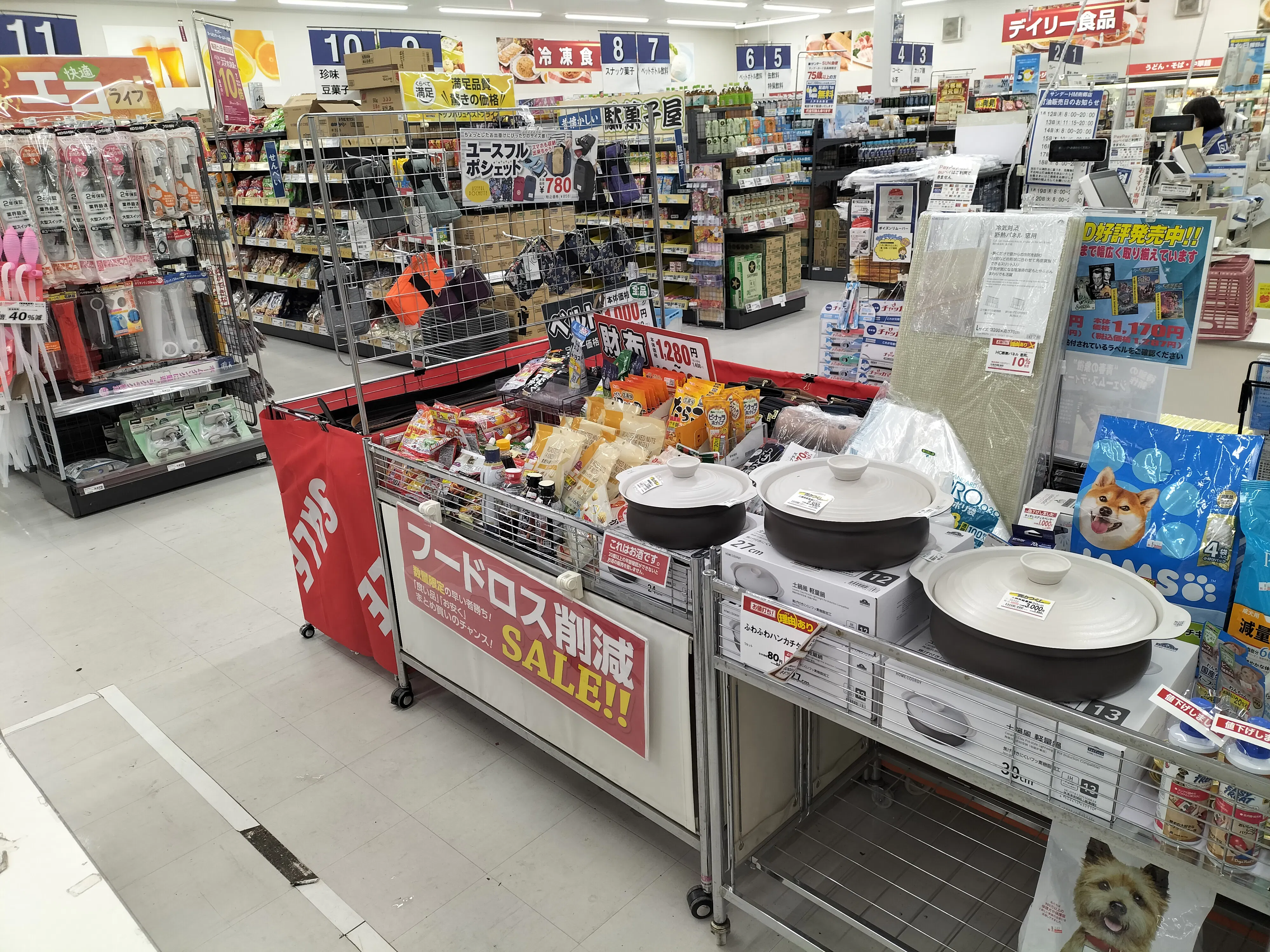 【ホームマート南郷店】薬品レジ前　食物販やプロモーション等の出店に最適なホームセンター店内のイベントスペース