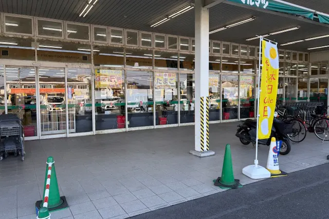 【スーパーまるまつ】キッチンカーの出店やプロモーションイベントに最適!地域密着型スーパーの店頭入口付近の軒下スペース