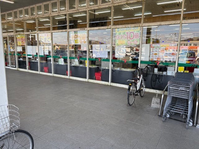 【スーパーまるまつ】キッチンカーの出店やプロモーションイベントに最適！地域密着型スーパーの店頭入口付近の軒下スペース