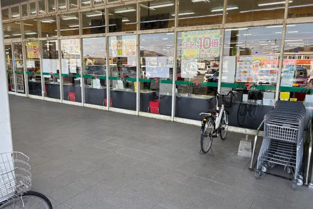 【スーパーまるまつ】キッチンカーの出店やプロモーションイベントに最適!地域密着型スーパーの店頭入口付近の軒下スペース