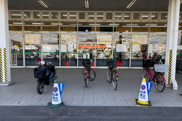 【スーパーまるまつ】キッチンカーの出店やプロモーションイベントに最適!地域密着型スーパーの店頭入口付近の軒下スペース