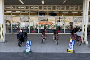 【スーパーまるまつ】キッチンカーの出店やプロモーションイベントに最適!地域密着型スーパーの店頭入口付近の軒下スペース