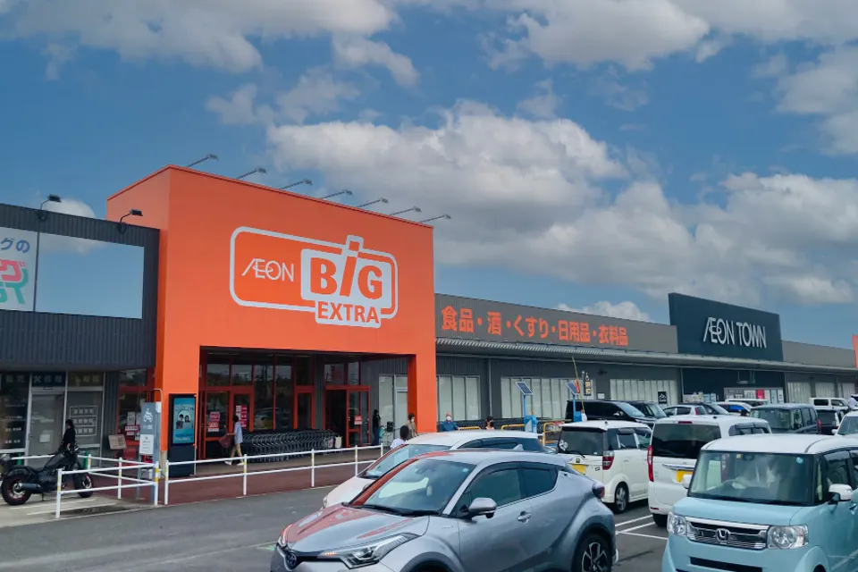 【イオンタウン鈴鹿玉垣】プロモーションに最適なザ・ビッグ入口前のデジタルサイネージ広告枠