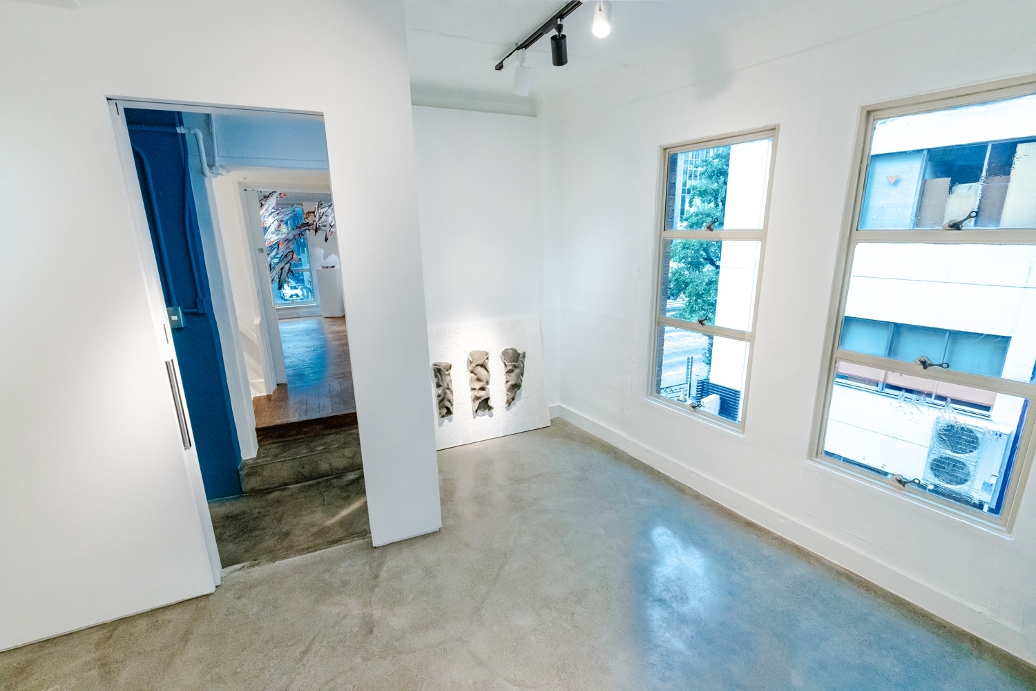 メインギャラリーX。2018年9月装い新たにフルリニューアルした、MUSEE GINZA のメイン空間です。レトロ×ホワイトキューブをテーマに、1932年の竣工当時から存在する躯体床をダイヤモンド研磨。90年前のコンクリートが美しくロマンスグレーの光沢を放って甦りました。緊張感ある白壁と高演色の特殊照明、可動式壁を備え、美しく展示できるホワイトキューブ空間となりました。