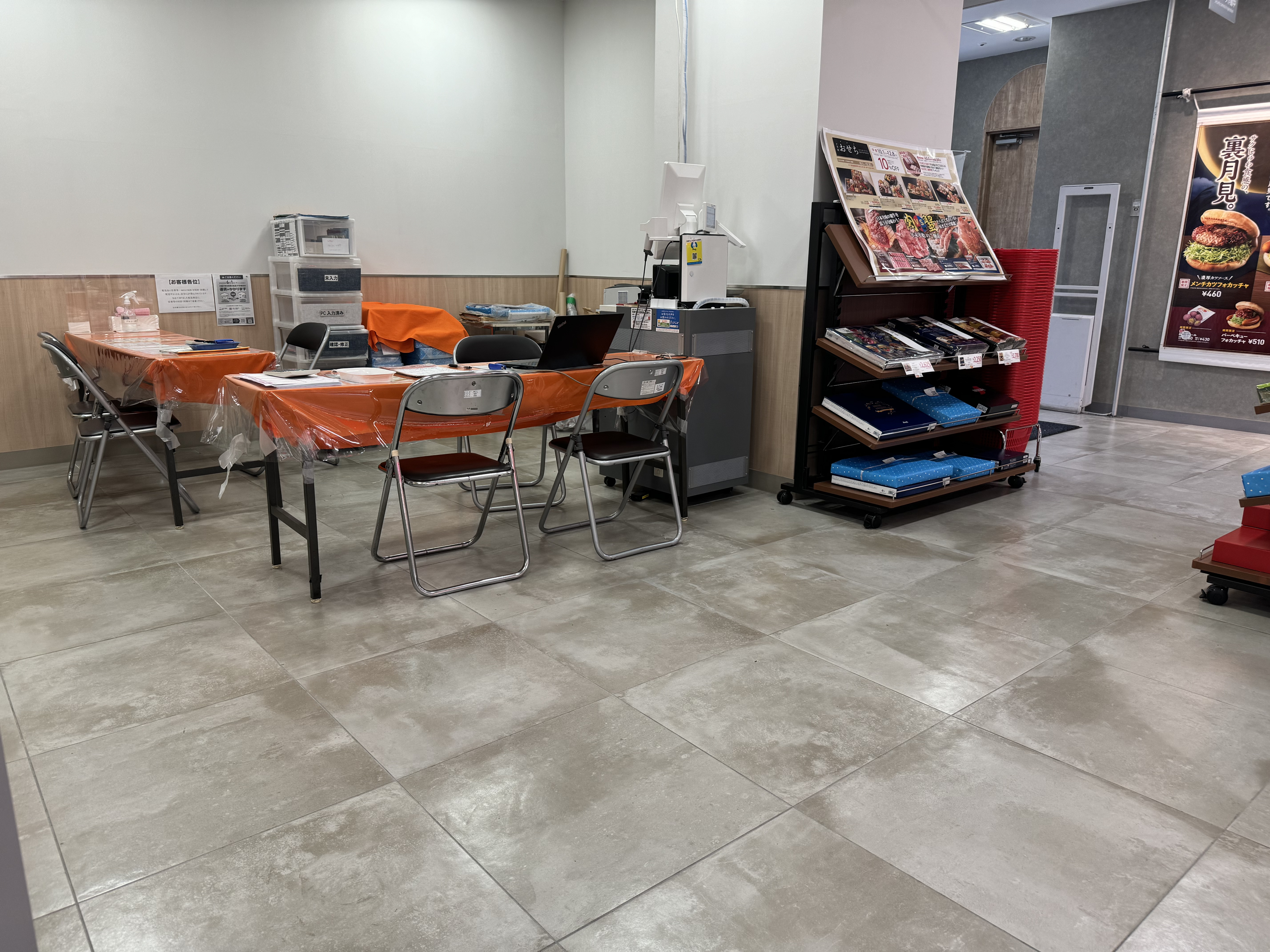 【西友　成増店】1Fエレベーター・入口横ギフト売場　プロモーション用途や物販、食物販のポップアップストアに最適なスーパー店内催事イベントスペース