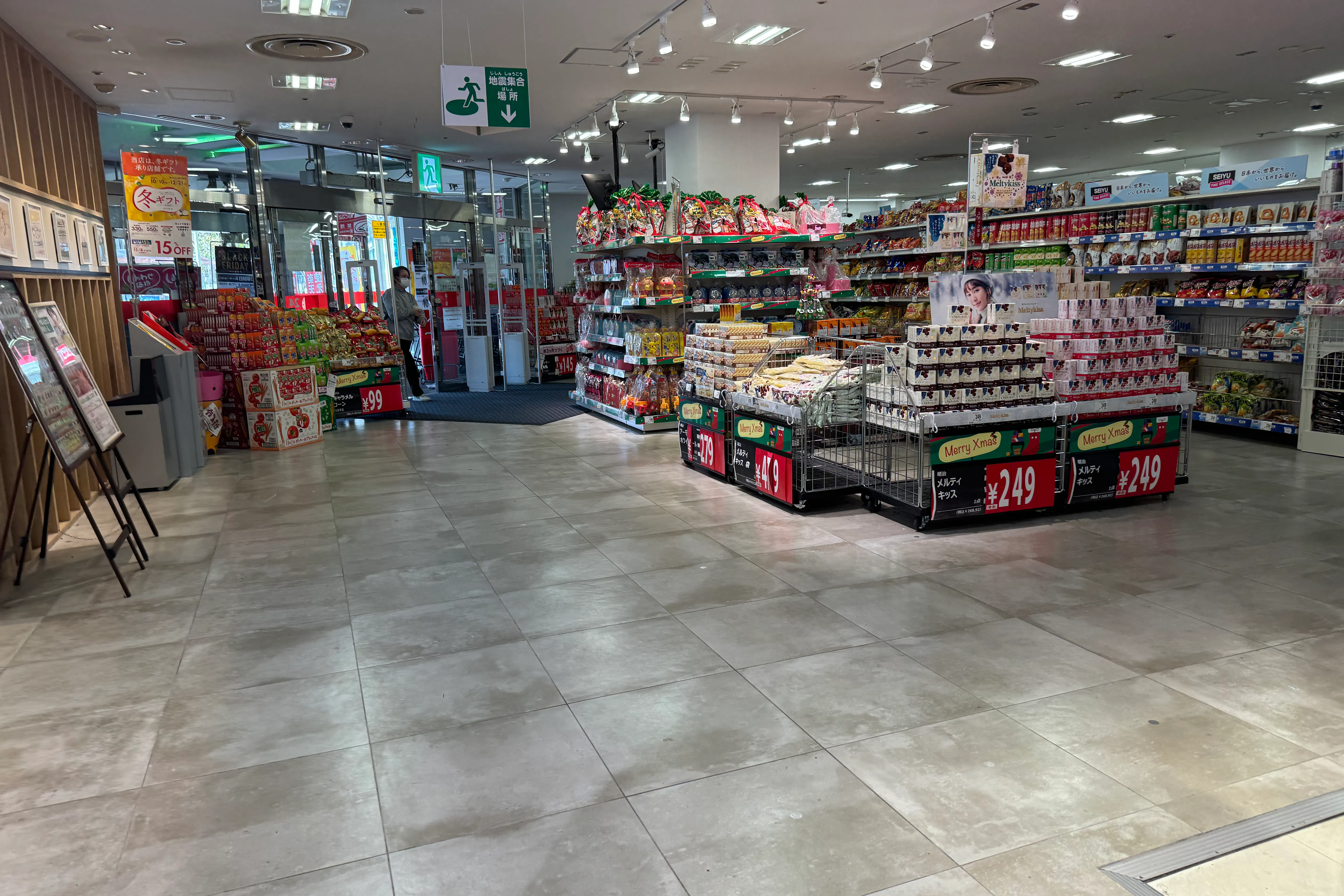 【西友 成増店】1Fエレベーター・入口横ギフト売場 プロモーション用途や物販、食物販のポップアップストアに最適なスーパー店内催事イベントスペース