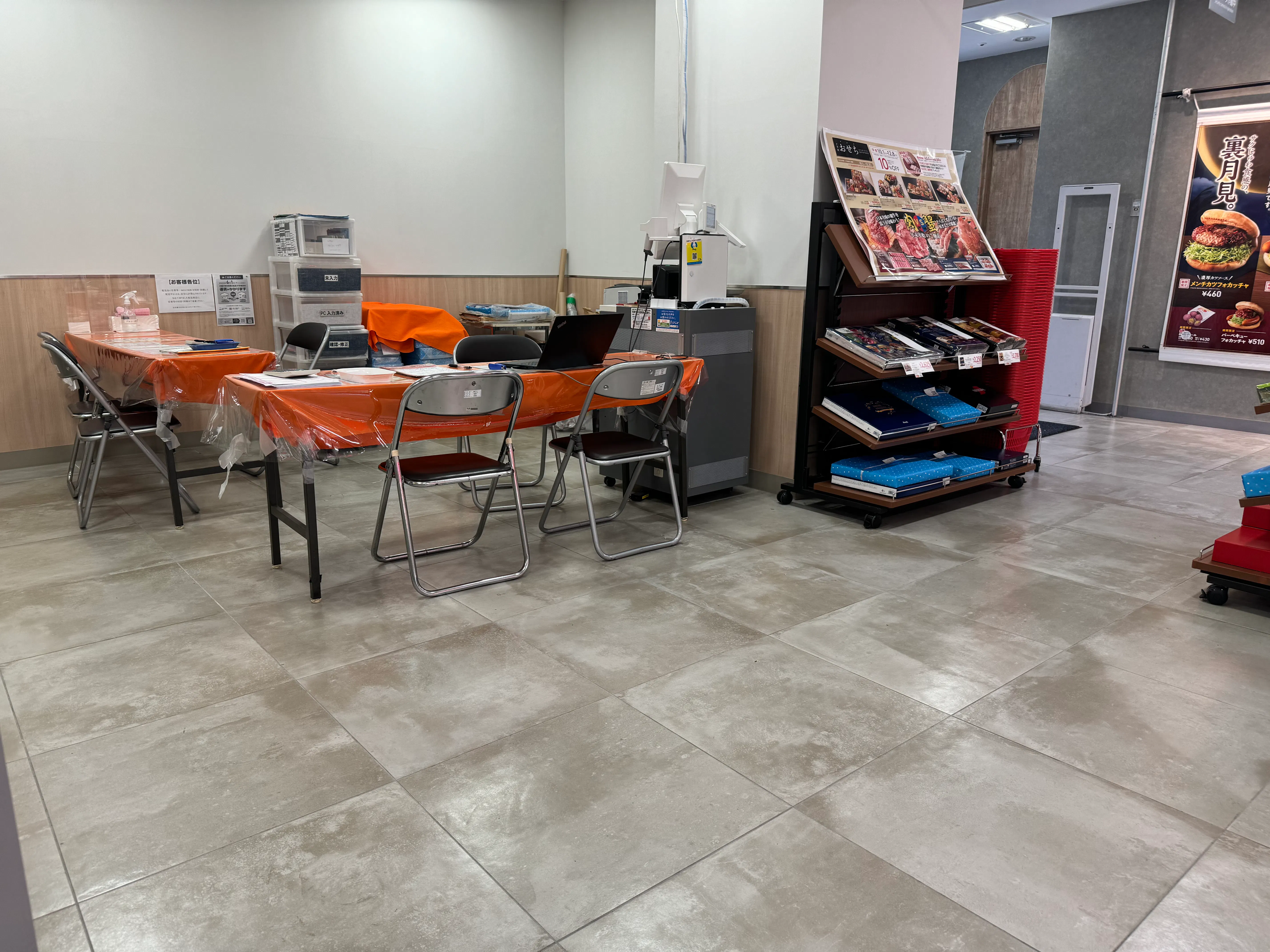 【西友　成増店】1Fエレベーター・入口横ギフト売場　プロモーション用途や物販、食物販のポップアップストアに最適なスーパー店内催事イベントスペース