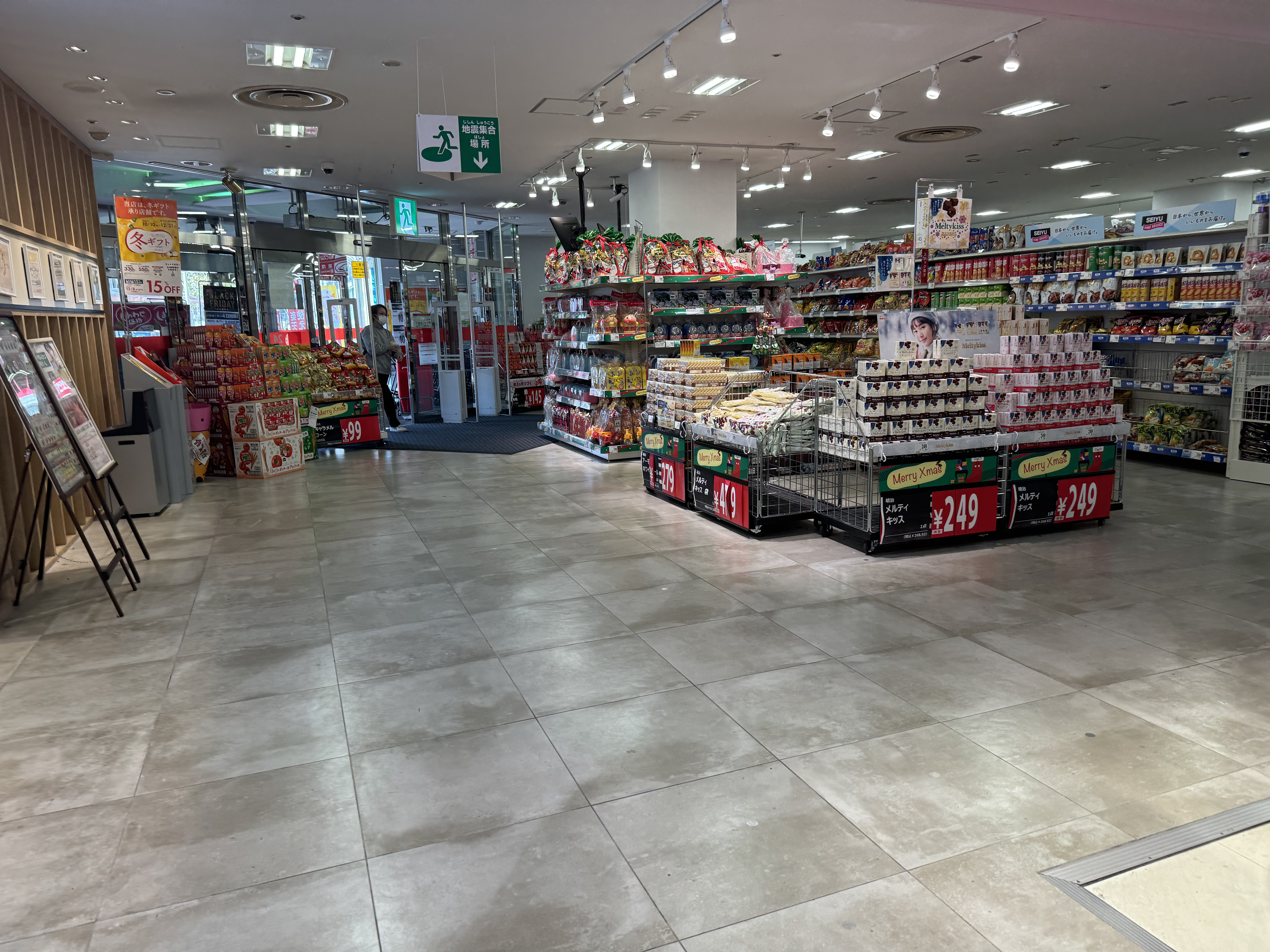 【西友　成増店】1Fエレベーター・入口横ギフト売場　プロモーション用途や物販、食物販のポップアップストアに最適なスーパー店内催事イベントスペース