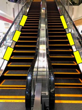 【イオンモール徳島】モール内広告 エスカレーターの画像