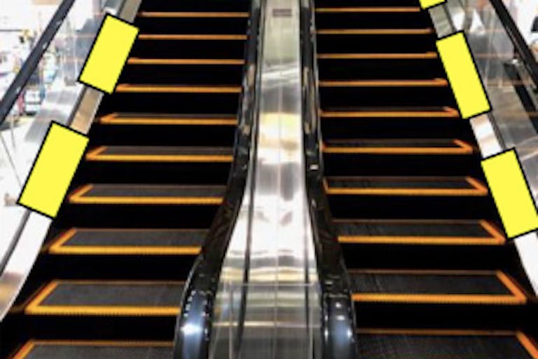 【イオンモール徳島】モール内広告 エスカレーターの画像1