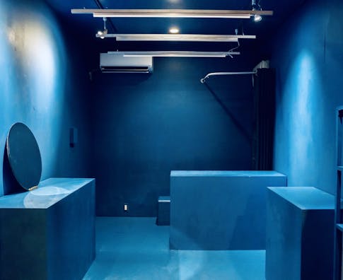 【赤坂駅7分】展示会やポップアップストアに最適、アート・ファッション幅広く利用可能な青い内装の路面スペース