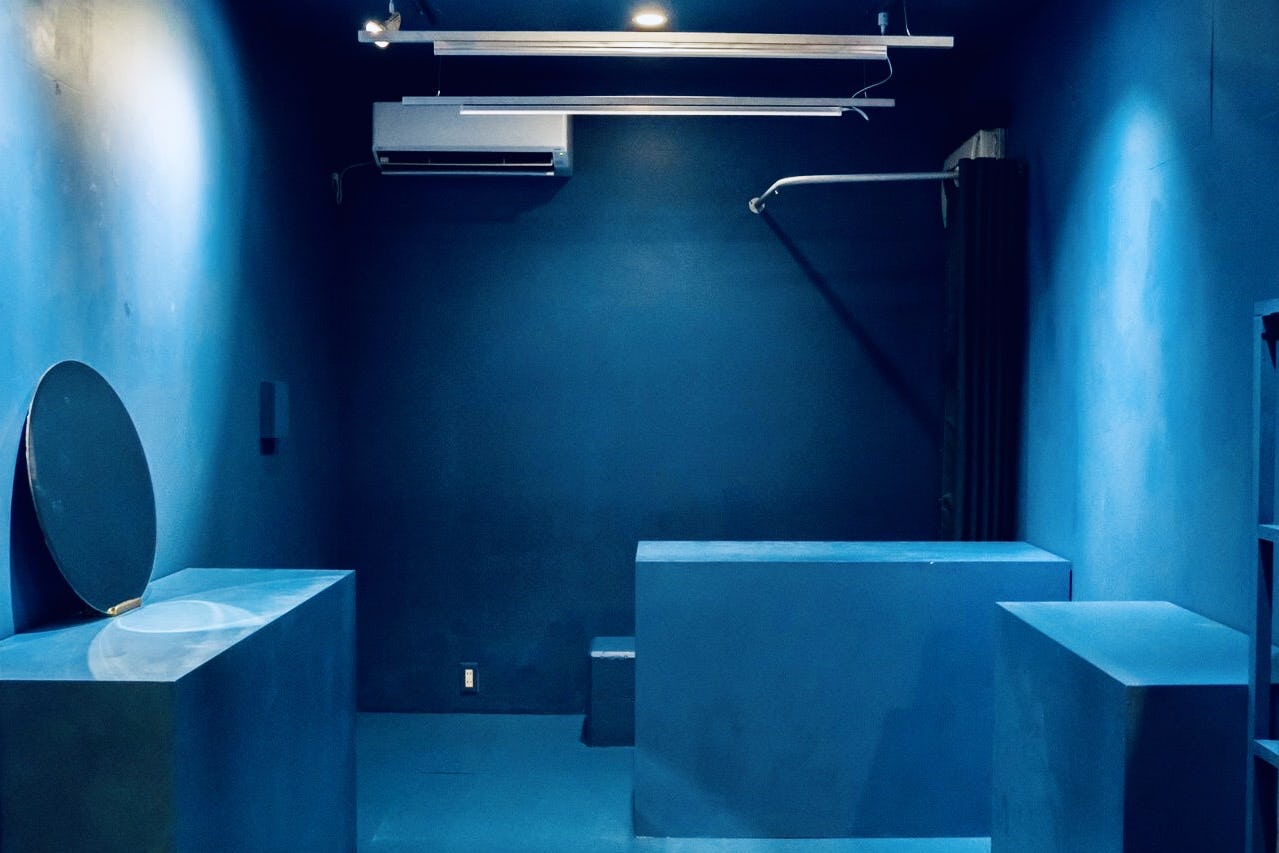 【赤坂駅7分】展示会やポップアップストアに最適、アート・ファッション幅広く利用可能な青い内装の路面スペース