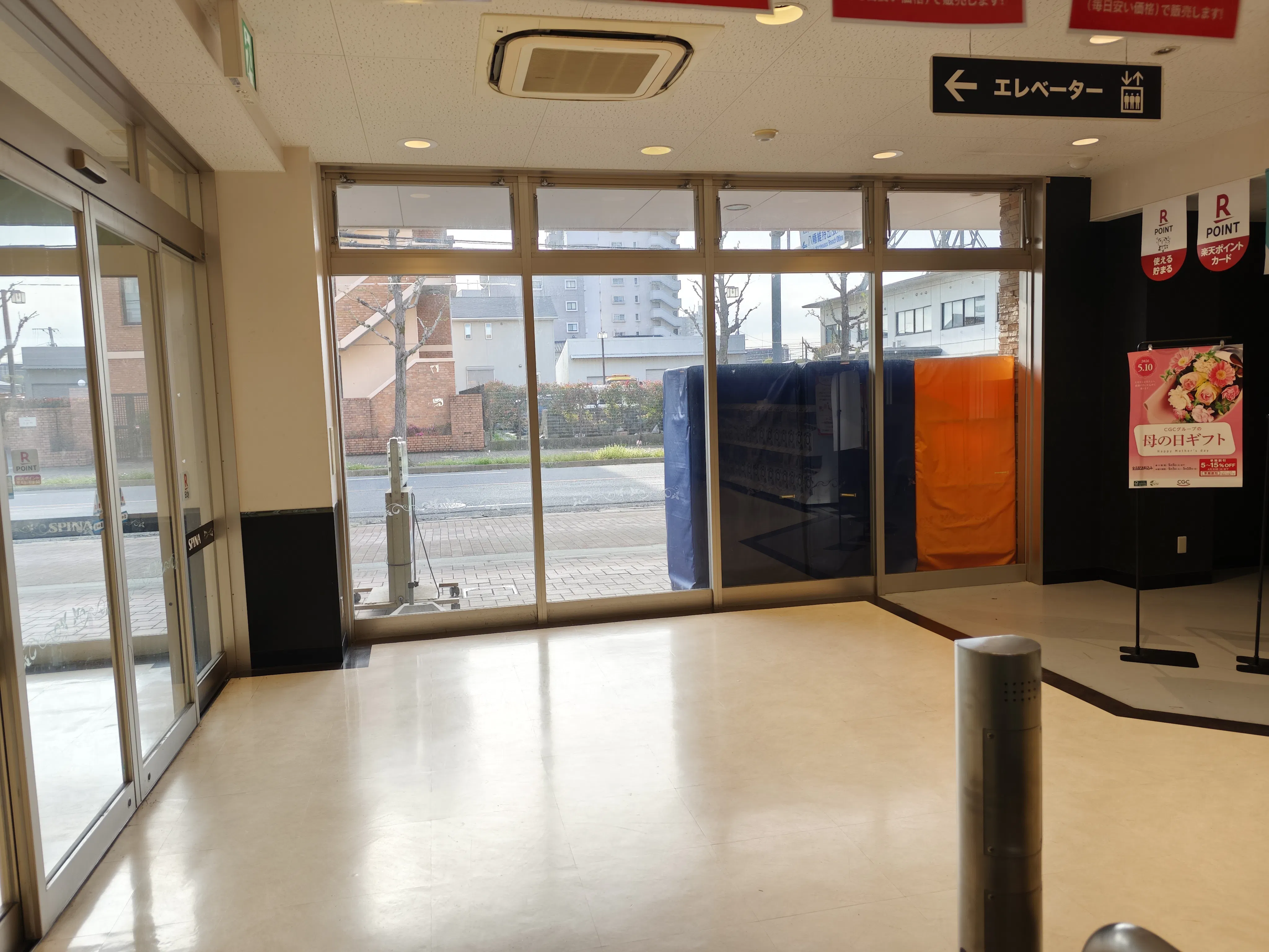 【スピナ穴生中央店】正面玄関風除室(エレベータ前) 販促プロモーションや物販に最適なスーパー店内催事イベントスペース