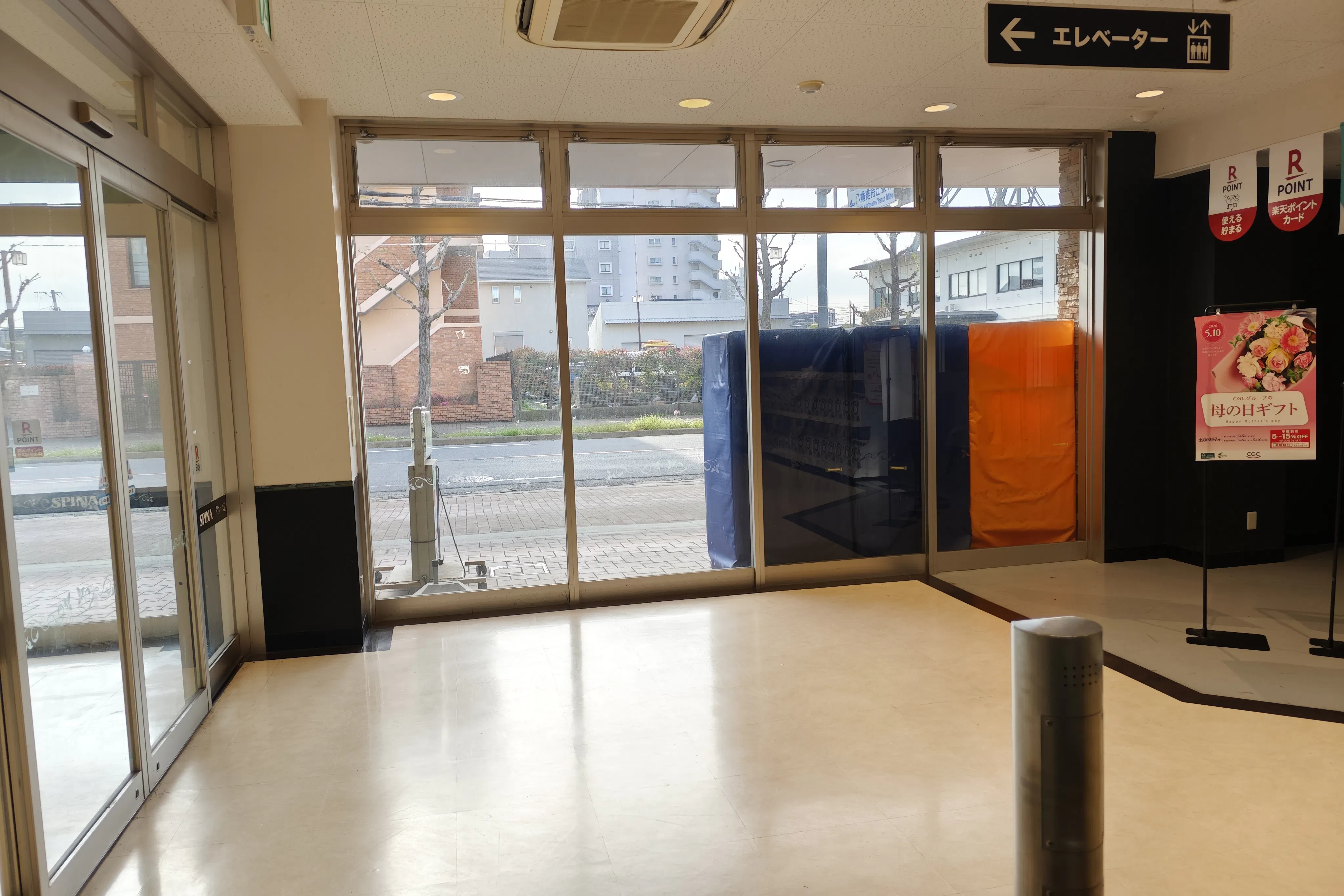 【スピナ穴生中央店】正面玄関風除室(エレベータ前) 販促プロモーションや物販に最適なスーパー店内催事イベントスペース