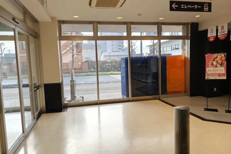 【スピナ穴生中央店】正面玄関風除室(エレベータ前) 販促プロモーションや物販に最適なスーパー店内催事イベントスペースの画像1
