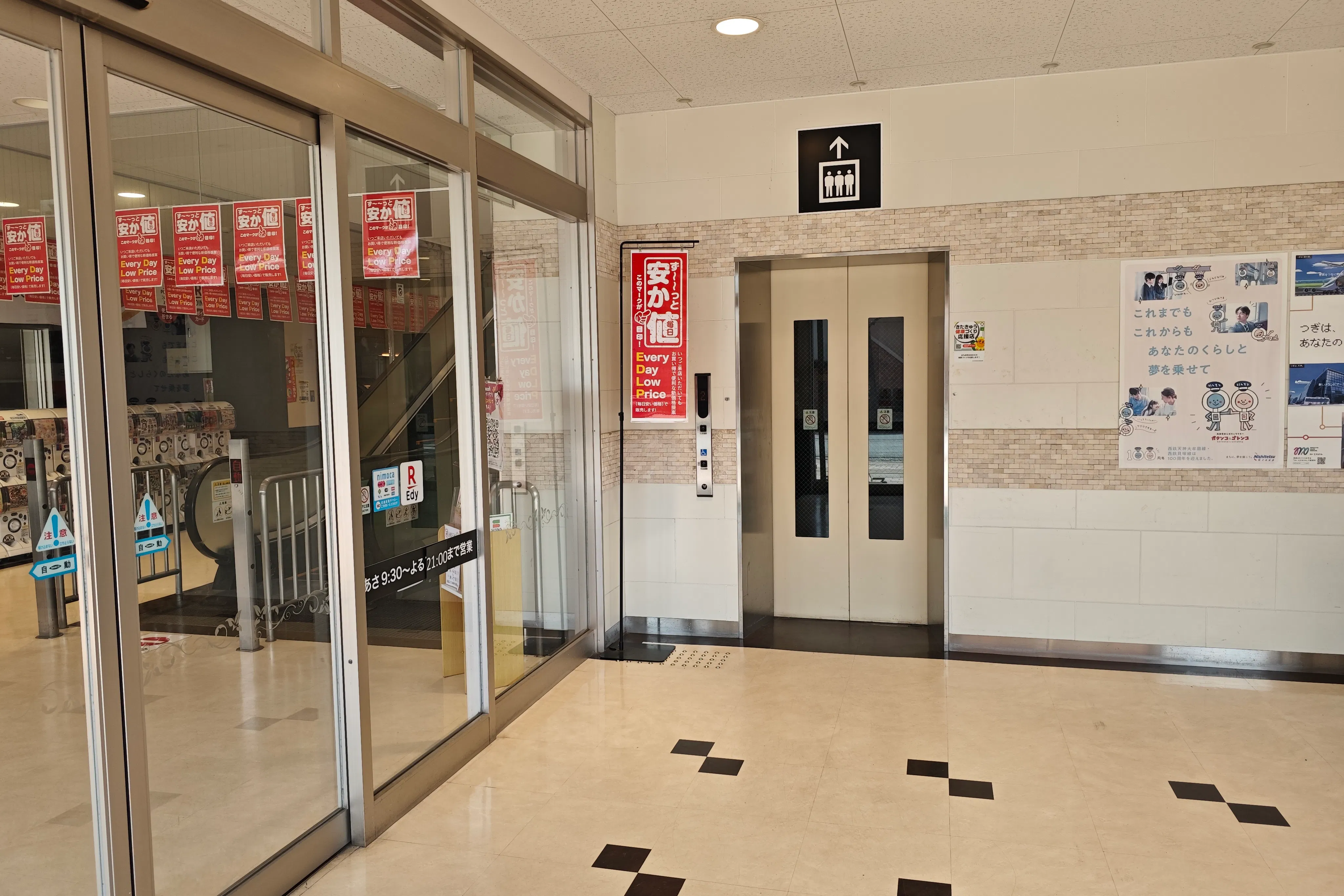 【スピナ穴生中央店】正面玄関風除室(エレベータ前) 販促プロモーションや物販に最適なスーパー店内催事イベントスペース