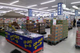 【サンデー天童南店】正面入口レジ前 食物販やプロモーション等の出店に最適なホームセンター店内のイベントスペース