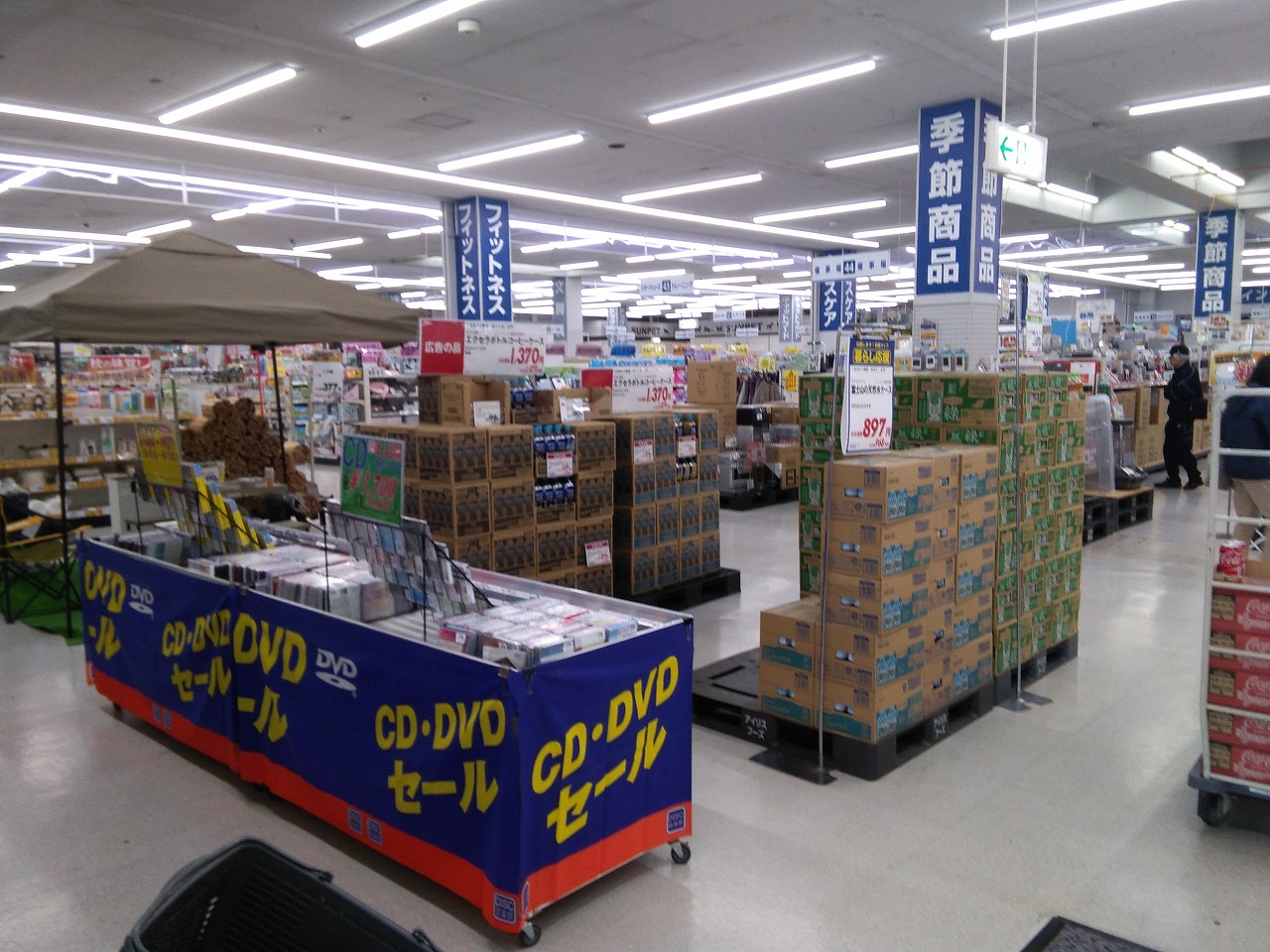 【サンデー天童南店】正面入口レジ前　食物販やプロモーション等の出店に最適なホームセンター店内のイベントスペース