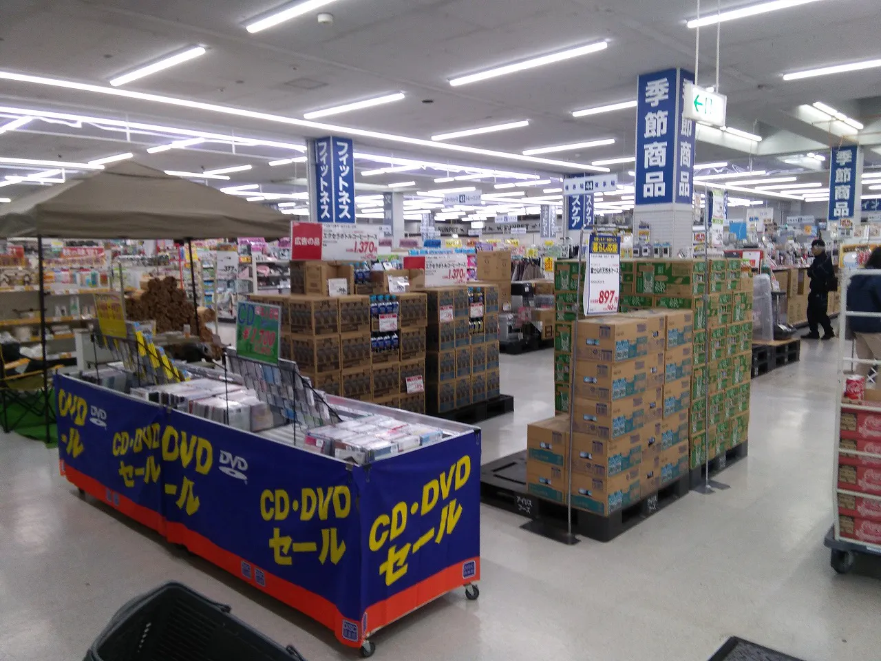 【サンデー天童南店】正面入口レジ前　食物販やプロモーション等の出店に最適なホームセンター店内のイベントスペース