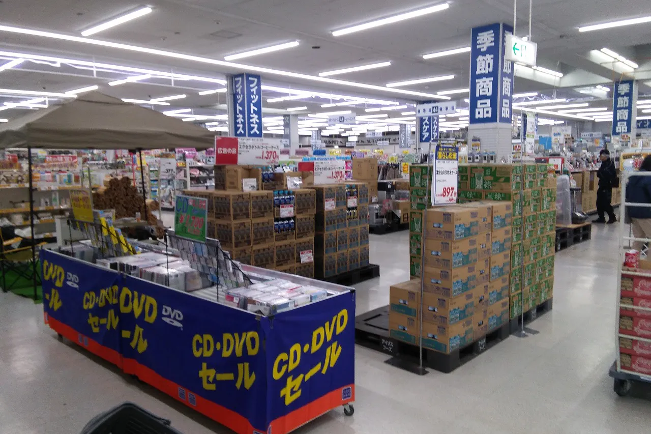 【サンデー天童南店】正面入口レジ前 食物販やプロモーション等の出店に最適なホームセンター店内のイベントスペース