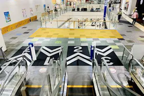 【イオンモール鶴見緑地】【2F】中央エスカレーター前