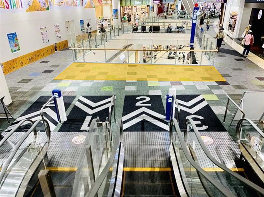 【イオンモール鶴見緑地】【2F】中央エスカレーター前