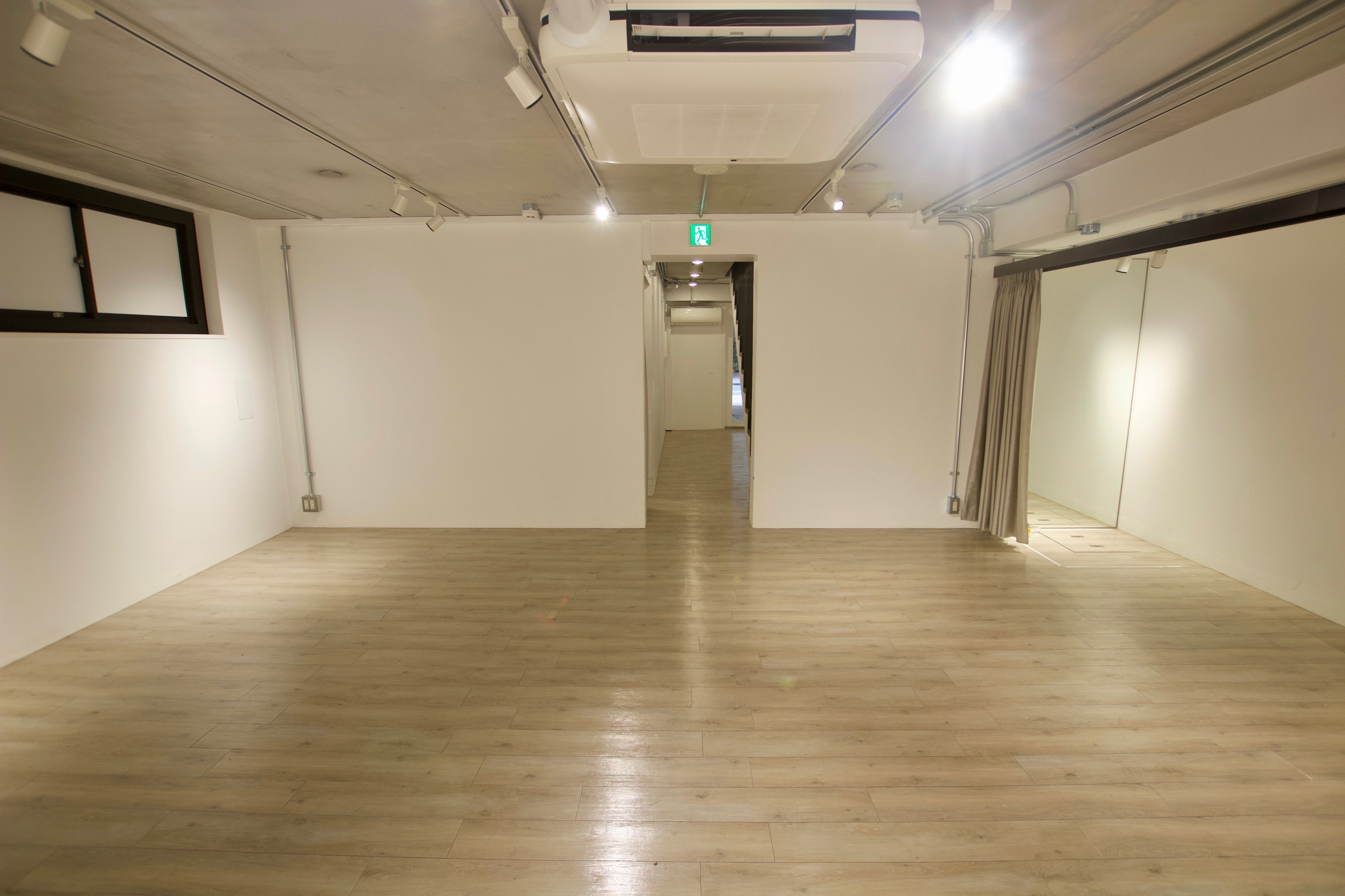 【表参道駅5分】撮影や展示会に適した駐車場付きの路面イベントスペース(1F)