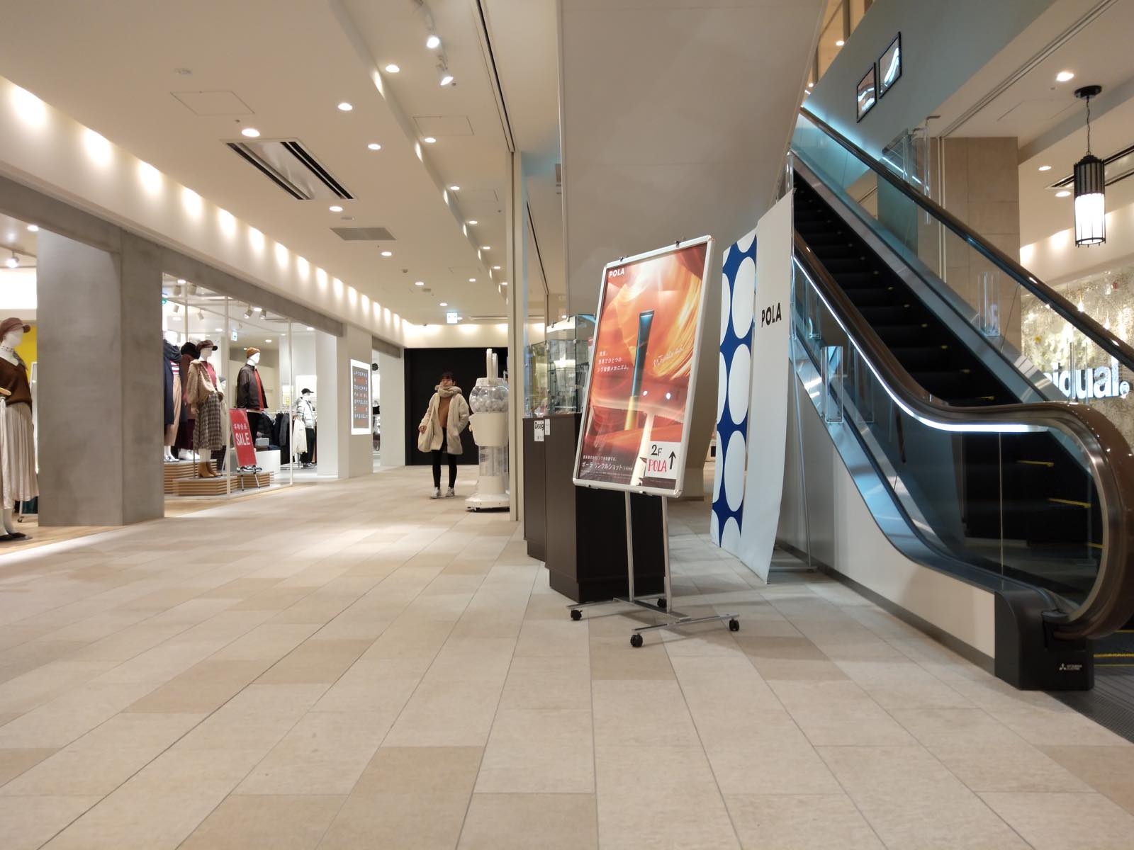 上りエスカレーター横の縦1800×横5400のスペースです。