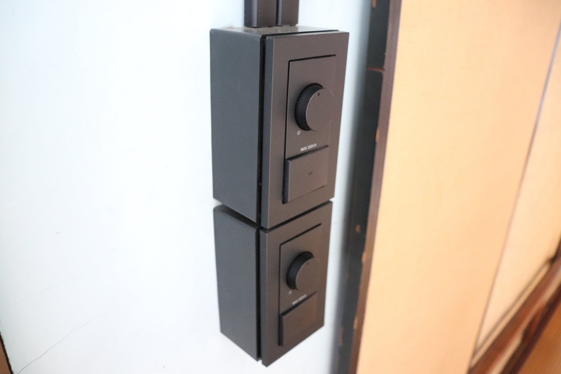 8畳6畳の和室のスポットライトはこちらのスイッチでオンオフ、光調がコントロール可能