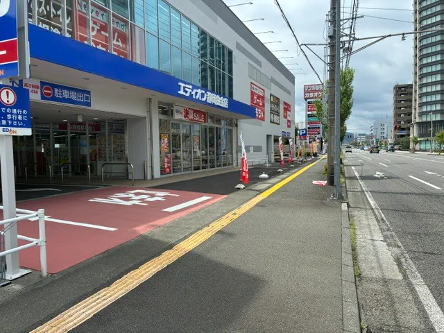 【エディオン静岡曲金店】正面入口横・国道側の屋外イベントスペース駐車場①