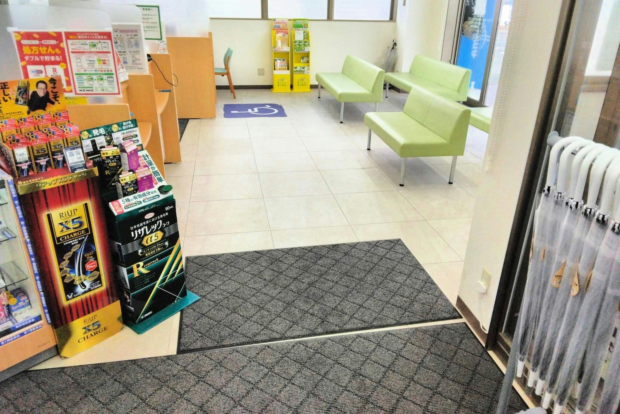 【ドラッグセイムス平和通店】プロモーション催事に最適なドラッグストアの調剤薬局前のイベントスペース