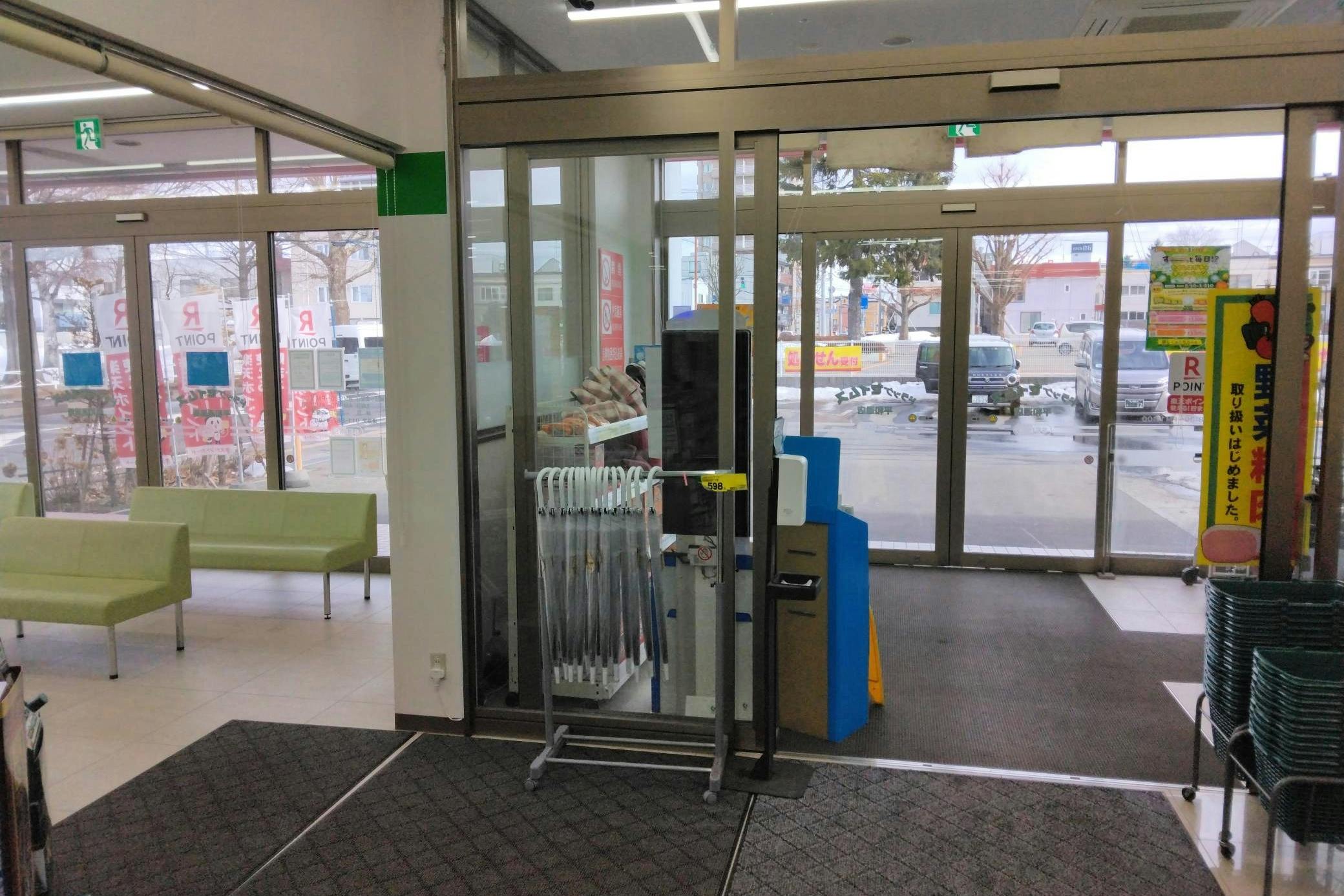 【ドラッグセイムス平和通店】プロモーション催事に最適なドラッグストアの調剤薬局前のイベントスペース