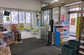 【ドラッグセイムス平和通店】プロモーション催事に最適なドラッグストアの調剤薬局前のイベントスペース