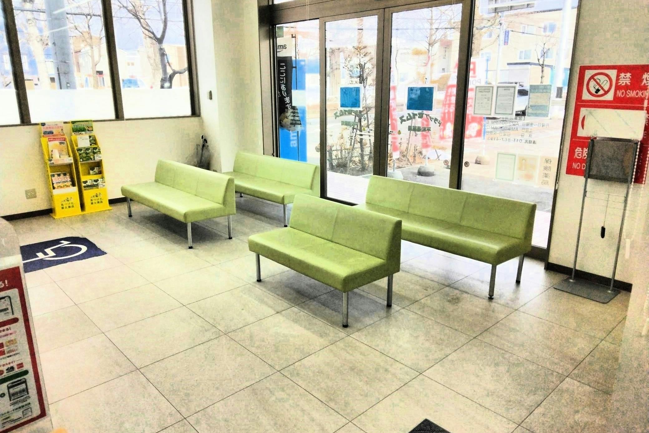 【ドラッグセイムス平和通店】プロモーション催事に最適なドラッグストアの調剤薬局前のイベントスペース