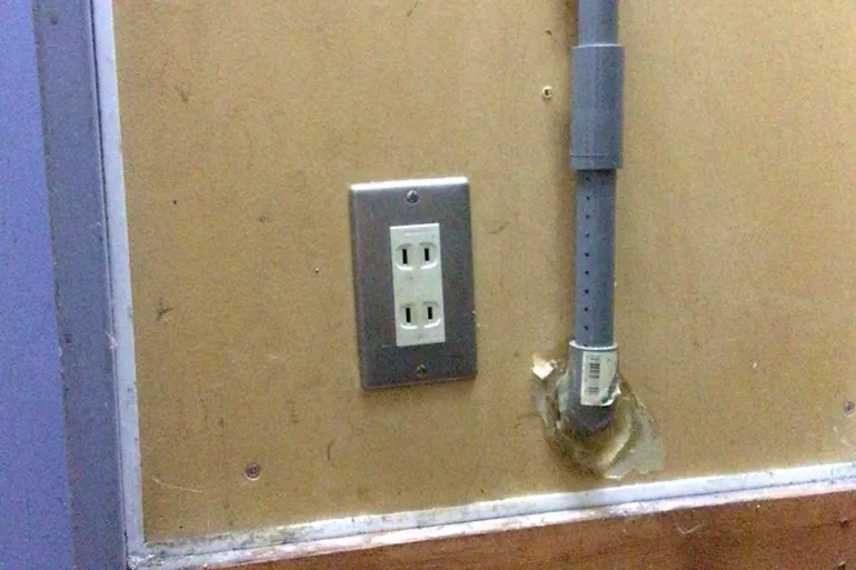 【ダイナム十和田店ゆったり館】キッチンカーやプロモーションに最適なアミューズメント施設のイベントスペース(出入口)